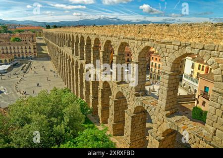 Quelques-unes des 167 arches de l'aqueduc romain traversant la Plaza Azoguejo à Ségovie dans la région de Castille et Léon en Espagne. Banque D'Images