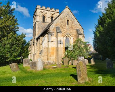 La belle église normande de style roman St Mary the Virgin est située dans le village d'Iffley, au sud d'Oxford. Il a été construit autour 1160 EC par la famille St Remy. L'extrémité est gothique primitive a été prolongée vers 1230, quand une cellule a été construite sur le côté sud pour l'anchoir (ermite) Annora. Comme prévu d'un bâtiment d'une telle antiquité, il est classé Grade I. Banque D'Images