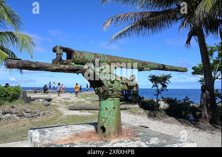 PAPOUASIE-NOUVELLE-GUINÉE, ville Madang, mer de Bismarck, mitrailleuse plage, mitrailleuse japonaise rouillée de la seconde Guerre mondiale à la plage / PAPUA NEUGUINEA, Madang, verrostetes Maschinengewehr aus dem zweiten Weltkrieg Banque D'Images