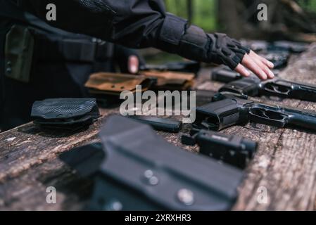 Instructeur en tir sportif pour tester vos armes dans la nature Banque D'Images
