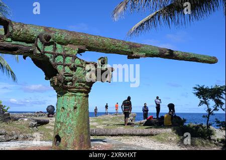 PAPOUASIE-NOUVELLE-GUINÉE, ville Madang, mer de Bismarck, mitrailleuse plage, mitrailleuse japonaise rouillée de la seconde Guerre mondiale à la plage / PAPUA NEUGUINEA, Madang, verrostetes Maschinengewehr aus dem zweiten Weltkrieg Banque D'Images