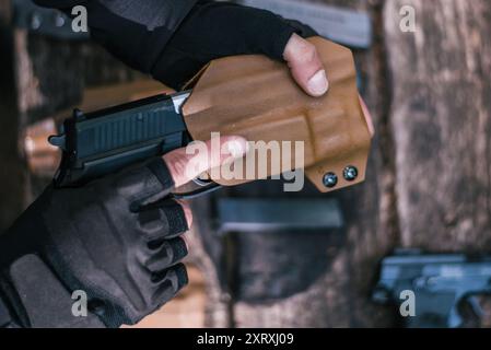 Instructeur en tir sportif pour tester vos armes dans la nature Banque D'Images