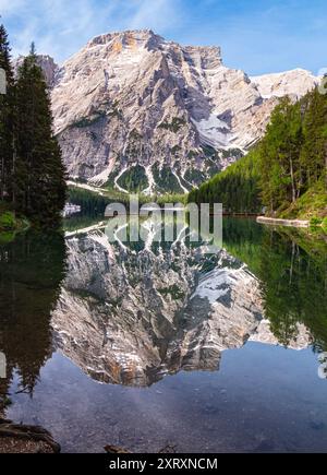 Mont Seekofel reflétant dans l'eau claire et calme du lac de montagne naturel emblématique Pragser Wildsee Banque D'Images