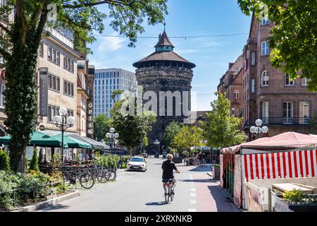 Nürnberg Stadtblick Blick entlang der Königstraße in Richtung Frauentorturm. Ein Radfahrer fährt durch den neu gestalteten verkehrsberuhigten Bereich, der nun für Radfahrer und Fußgänger Optimiert ist. Nürnberg Bayern Deutschland *** vue sur la ville de Nuremberg vue le long de Königstraße vers Frauentorturm Un cycliste traverse la nouvelle zone de circulation calme, qui est maintenant optimisée pour les cyclistes et les piétons Nuremberg Bavière Allemagne 20240812-6V2A6287 Banque D'Images