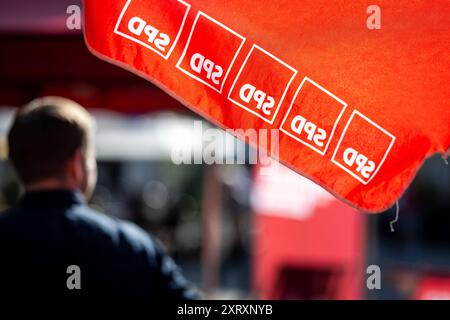 LANDTAGSWAHLKAMPF SPD Thüringen 12/08/2024 - Erfurt : einen Sonnenschirm mit SPD-logo. Landtagswahlkampf der Thüringer SPD AM 12. Août 2024 auf dem Wenigemarkt à Erfurt. /                   *** LANDTAGSWAHLKAMPF SPD Thüringen 12 08 2024 Erfurt Un parasol avec logo SPD campagne électorale du SPD de Thuringe le 12 août 2024 au Wenigemarkt d'Erfurt Banque D'Images