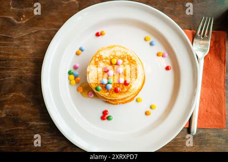 Crêpes garnies de lentilles au chocolat et de miel vue en gros plan Banque D'Images