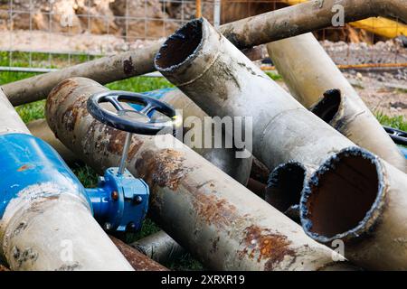 Remplacement de la conduite d'eau. Fragment de vieilles conduites d'eau rouillées. Bride détruite et corrodée et écrou de boulon sur le drain de vanne de pipeline industriel. Endommager le tube Banque D'Images