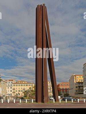 Nice, France - 31 janvier 2018: Neuf Lignes obliques Monument de l'acier sur la Promenade des Anglais par l'artiste français Bernar Venet. Banque D'Images