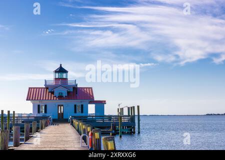 Manteo, Outer Banks, Caroline du Nord, États-Unis - 18 avril 2024 : vues de l'actuel phare de Roanoke Marshes une réplique du troisième phare de la s. Banque D'Images