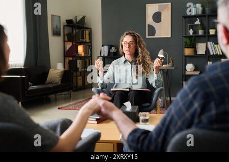 Consultation avec un thérapeute dans le cadre confortable de l'offre de soutien Banque D'Images