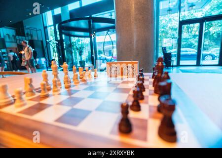 Jeu d'échecs ouverture sur un échiquier en bois avec des pièces en noir et blanc Banque D'Images