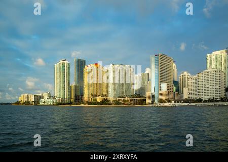 Gratte-ciel sur Bickerell Avenue et de Biscayne Bay, Miami, Floride, USA Banque D'Images