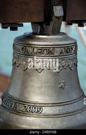 Cloche de navire, Galeon Andalucia (réplique du 17ème siècle) et skyline, Miami, Floride États-Unis Banque D'Images