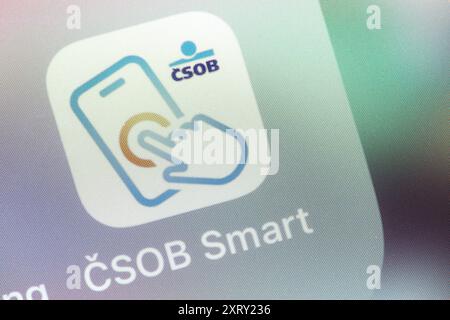 OSTRAVA, RÉPUBLIQUE TCHÈQUE - 27 JUILLET 2024 : application bancaire mobile CSOB Smart installée sur un appareil iOS Banque D'Images