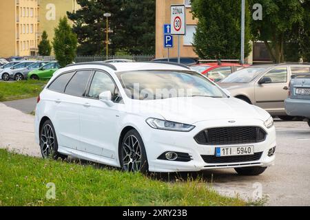 HAVIROV, RÉPUBLIQUE TCHÈQUE - ASEPTEMBER 21, 2023 : Ford Mondeo Mark V Turnier blanc garé dans la rue Banque D'Images