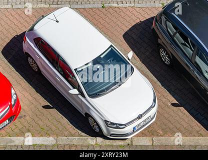 OSTRAVA, RÉPUBLIQUE TCHÈQUE - 14 MAI 2024 : voiture blanche Volkswagen Polo V à hayon garée dans la rue Banque D'Images