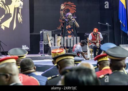 Le rappeur Lord Ekomie lors de sa performance lors de l’ouverture du dialogue National inclusif au Palais des Sports de Libreville, le 2 avril 2024. Banque D'Images