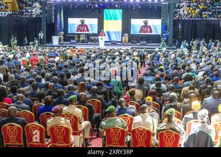 Le président de la transition, Brice Clotaire Oligui Nguema lors de l’ouverture du dialogue National inclusif au Palais des sports de Libreville, le 2 avril 2024. Banque D'Images