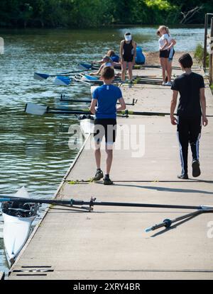 Cours d'aviron le week-end au bord de la Tamise à Radley Boathouse. Fondé en 1921 et situé sur une belle partie de la Tamise dans l'Oxfordshire, Radley Boathouse sert Radley College et les amateurs d'aviron locaux depuis plus d'un siècle. Il sert également d'hôte pour les écoles d'entraînement d'été pour aider les jeunes à apprendre à aviron en tant que sport. Ici, nous voyons un tel même, généralement tenu le samedi pendant les mois d'été. Banque D'Images