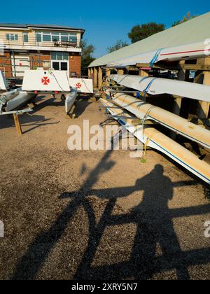 Des caleçons et des catamarans de plaisance au bord de la Tamise à Radley Boathouse par une belle matinée d'été. Fondé en 1921, le hangar à bateaux sert Radley College et les amateurs d'aviron locaux depuis plus d'un siècle. Habituellement entassé à cette période de l'année, mais il est trop tôt pour que quelqu'un soit venu - à part les photographes fous! Banque D'Images