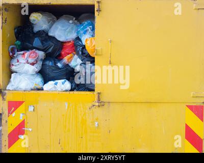 Garbage Skip par Abingdon Locks. Beaucoup de péniches et de bateaux de plaisance amarrent ici, souvent à long terme, donc je suppose que leurs ordures ménagères doivent aller quelque part... Abingdon-on-Thames prétend être la plus ancienne ville d'Angleterre. Et la Tamise traverse son cœur. Les écluses sont juste en amont du célèbre pont médiéval en pierre d'Abingdon. Banque D'Images