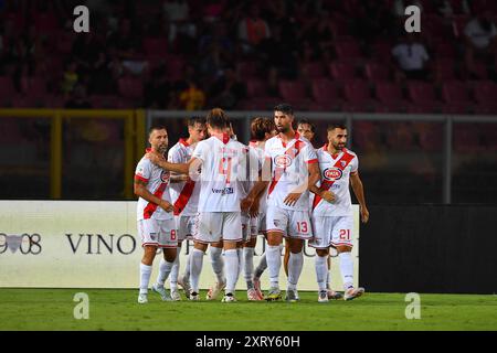 Lecce, Italie. 12 août 2024. Davide Bragantini célèbre avec ses coéquipiers après avoir marqué un but lors du trente-deuxième match de football de la Coupe d'Italie Frecciarossa entre l'US Lecce et Mantova 1911 au stade via del Mare à Lecce, en Italie, lundi 12 août 2024. (Crédit image : © ; Giovanni Evangelista/LaPresse) crédit : LaPresse/Alamy Live News Banque D'Images