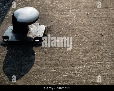 Poste d'amarrage et pistes de limaces près de la Tamise. Gros plan du poste d'amarrage près des portes d'écluse d'Abingdon par un beau matin d'été ; ces écluses pittoresques sont sur la Tamise juste en amont du célèbre pont médiéval en pierre d'Abingdon. Une limace a été là, laissant ces traces scintillantes. Banque D'Images