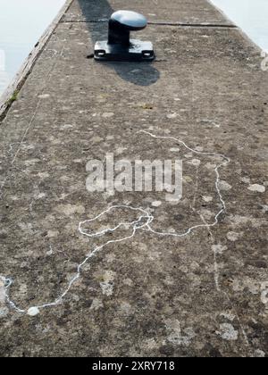 Poste d'amarrage et pistes de limaces près de la Tamise. Gros plan du poste d'amarrage près des portes d'écluse d'Abingdon par un beau matin d'été ; ces écluses pittoresques sont sur la Tamise juste en amont du célèbre pont médiéval en pierre d'Abingdon. Une limace a été là, laissant ces traces scintillantes. Banque D'Images