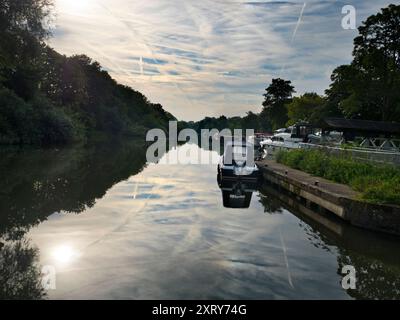 Vue sur la Tamise depuis l'écluse d'Abingdon. Abingdon-on-Thames prétend être la plus ancienne ville d'Angleterre. Et la Tamise traverse son cœur. Dans cette scène idyllique, nous voyons une assez belle vue sur la rivière depuis Abingdon Locks, juste au moment où le soleil se lève un beau matin d'été. Si tranquille... Il y a peu de clichés qui valent la peine de se réveiller à 5h30 du matin à capturer - mais c'est l'un d'entre eux, c'est sûr! Banque D'Images