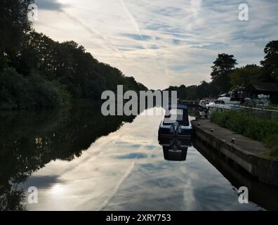 Vue sur la Tamise depuis l'écluse d'Abingdon. Abingdon-on-Thames prétend être la plus ancienne ville d'Angleterre. Et la Tamise traverse son cœur. Dans cette scène idyllique, nous voyons une assez belle vue sur la rivière depuis Abingdon Locks, juste au moment où le soleil se lève un beau matin d'été. Si tranquille... Il y a peu de clichés qui valent la peine de se réveiller à 5h30 du matin à capturer - mais c'est l'un d'entre eux, c'est sûr! Banque D'Images