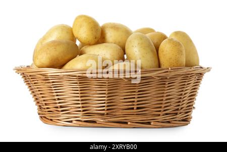 Jeunes pommes de terre dans un panier en osier isolé sur blanc Banque D'Images