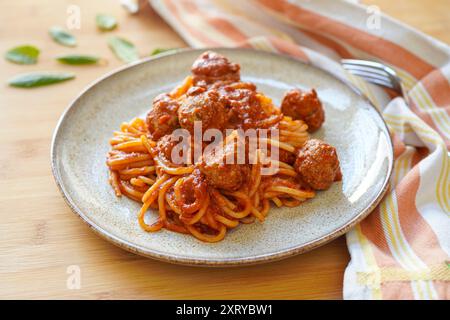 Spaghettis italiens faits maison et boulettes de viande en sauce tomate sur table en bois Banque D'Images