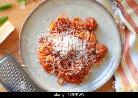 Spaghettis italiens faits maison et boulettes de viande en sauce tomate sur table en bois Banque D'Images