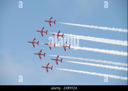 Les flèches rouges au Blackpool Air Show, inaugurant l'événement à 14h, samedi 9 août 2024 Banque D'Images