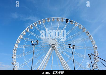 Grande roue contre le ciel bleu. Banque D'Images