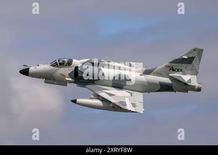 Top Aces, Douglas A-4N Skyhawk, départ le jour des départs au Royal International Air Tattoo Banque D'Images