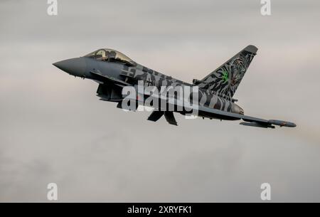 EF2000 (Eurofighter) de l'armée de l'air allemande partant le jour des départs au Royal International Air Tattoo Banque D'Images