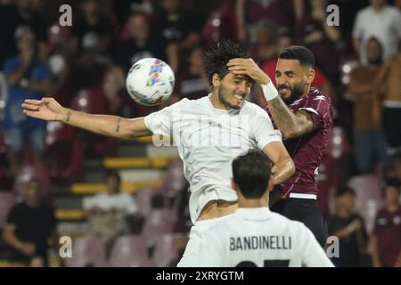 Dylan Bronn de l'US Salernitana 1919 concourt pour le ballon avec Diego Falcinelli de Spezia Calcio lors de la Coupe d'Italie de football Freccia Rossa entre l'US Salernitana 1919 contre Spezia Calcio au stade Arechi Banque D'Images