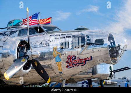 Boeing B-17 Flying Fortress cockpit d'avion de bombardier vintage, tourelle Bendix Chin Gun, PIN-up Girl, voyage sentimental, avion américain restauré pendant la seconde Guerre mondiale Banque D'Images