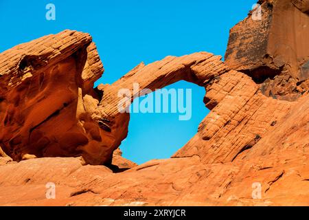 Valley of Fire Arch Rock s'est formé au cours de plusieurs millénaires par les vents et la pluie lavant lentement les matériaux maintenant ses grains de sable ensemble, Nevada Banque D'Images