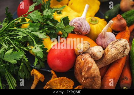 Pile de légumes dans de nombreuses couleurs appétissantes, prises d'en haut, invitant à mener un mode de vie sain à base de plantes et de soins personnels. Photo de haute qualité Banque D'Images