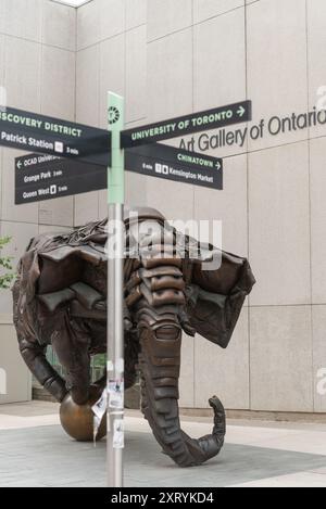 Boussole près de Brian Jungen's Couch Monster (2022) à l'extérieur du Musée des beaux-arts de l'Ontario (coin sud-ouest, rue Dundas Ouest et McCaul) Banque D'Images