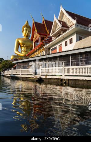 Grande statue de Bouddha au temple Wat Paknam à Bangkok, Thaïlande Banque D'Images