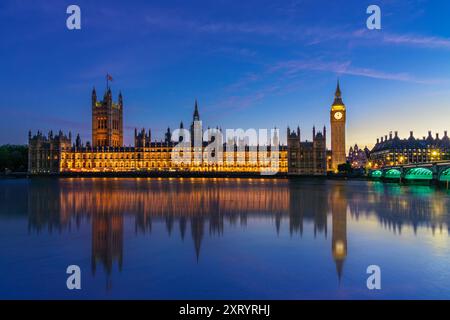 Vue sur les chambres du Parlement et Big Ben au crépuscule à Londres, Royaume-Uni Banque D'Images