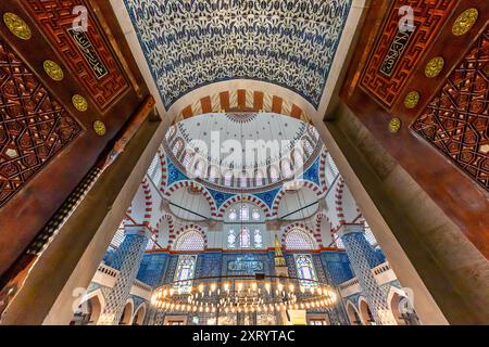 La mosquée Rustem Pasha à Istanbul, Turquie à travers ses portes en bois. Banque D'Images