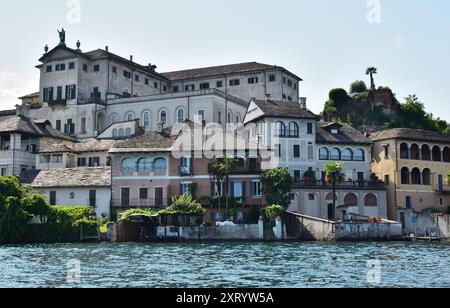 Vue de la Basilica di San Giulio, sur Isola San Giulio sur le lac d'Orta, Italie. Banque D'Images