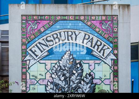 Londres, Royaume-Uni - 22 juillet 2024 : panneau Finsbury Park en pierres de mosaïque. Banque D'Images