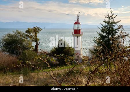 Phare historique de Sheringham point Juan de Fuca Strait. Phare de Sheringham point sur l'île de Vancouver surplombant le détroit de Juan de Fuca. Banque D'Images