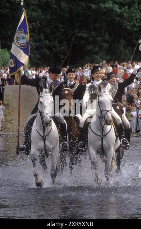 Braw Lads Gathering, Galashiels, la circonscription annuelle des limites de la paroisse - Common Ridings qui a lieu chaque année en juin. Franchissant la rivière Tweed à Galafoot portant le drapeau Burgh. Galashiels, Selkirkshire, Écosse. Juin 1992 1990, Royaume-Uni HOMER SYKES Banque D'Images