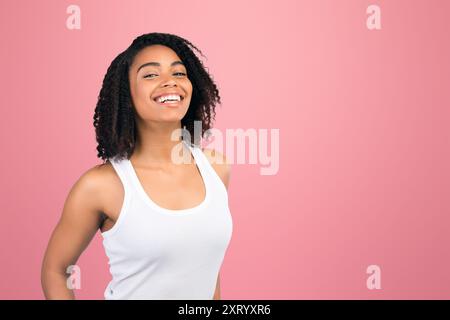Gros portrait de la femme afro en riant Banque D'Images